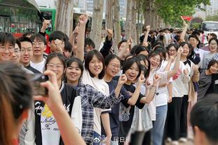 韩国国奥进球来到场边庆祝，遭球迷竖中指回应